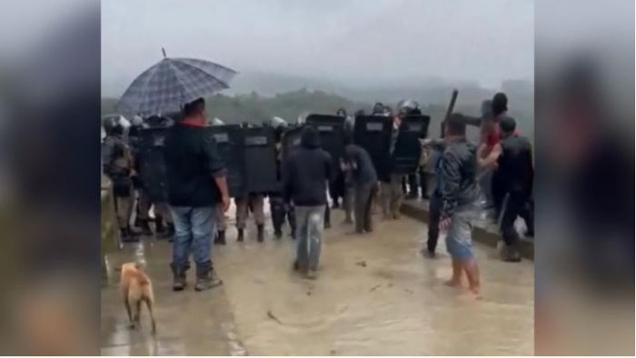 Segundo o comandante, policiais foram atacados e revidaram com balas de borracha e bombas de gás (Foto: Reprodução)