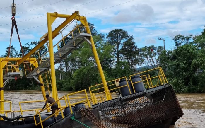 Parte da estrutura afundou com a força das correntezas (Foto: Divulgação)