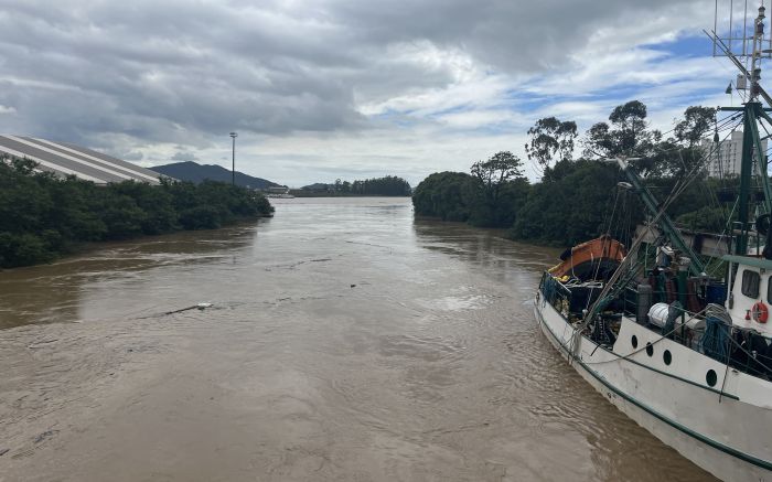 Concentração de nuvens acima do rio Itajaí-mirim (Foto: João Batista)