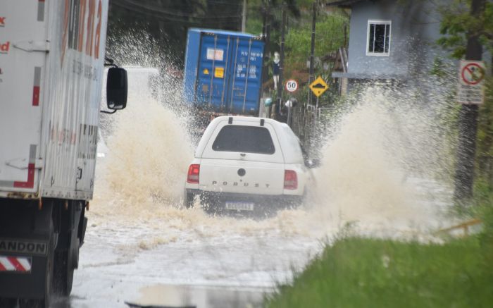 Ruas devem seguir alagadas até à tarde de terça-feira (Foto João Batista)