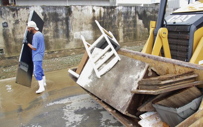 Limpeza de ruas, conserto de bueiros e fechamento de buracos estão entre os serviços (foto: Marcos Porto)