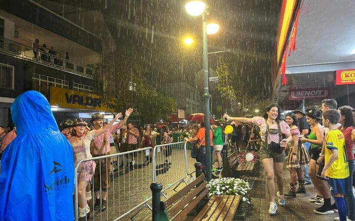 Festa chegou a ter desfile no meio do temporal na quarta-feira (Foto: da redação)