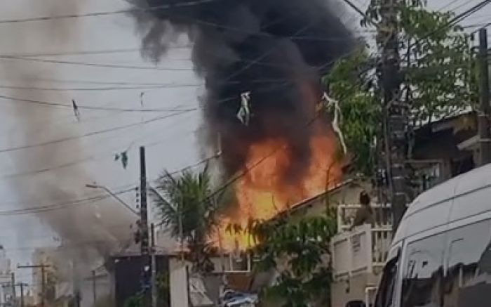 Incêndio mobilizou o Corpo de Bombeiros de BC na tarde desta terça (Foto: reprodução)