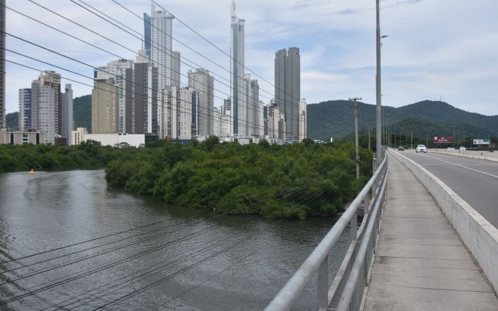 Características da bacia do rio Camboriú são diferentes da do rio Itajaí-Açu, explica professor  (Foto: João Batista)