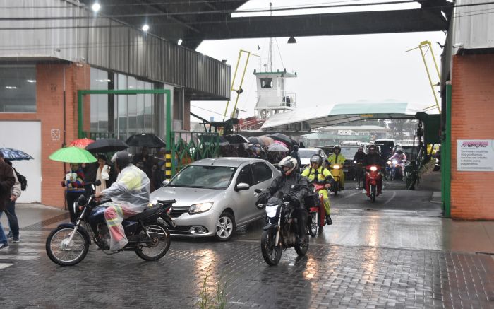 Embarcação parou de operar pra limpeza das hélices e deixou fila de 50 minutos
(Foto: Arquivo DIARINHO/João Batista)