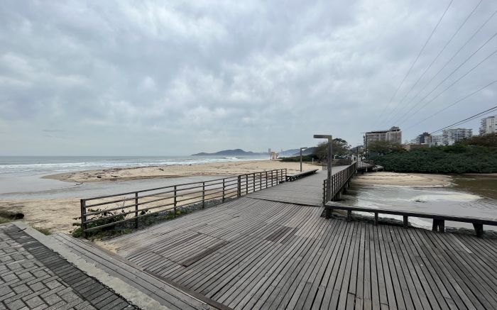 Lagoa do Cassino verteu no mar da Brava após fortes chuvas (Fotos: da Redação)