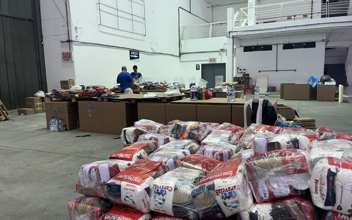 Kits com alimentos e produtos de limpeza são doados às famílias carentes (foto: da redação)