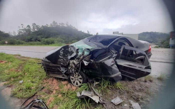 O motorista do carro morreu no local (Foto: PMRv)