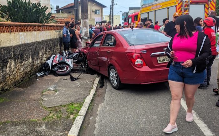 Grande número de curiosos chegou no local do acidente, neste sábado, 21 / Fotos Redes Sociais. 