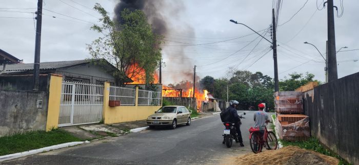 Bombeiros conseguiram evitar que o fogo se alastrasse à casa vizinha(Foto: Wagner Cardoso)