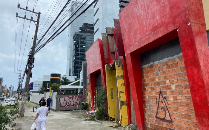 Dono de imóvel deve fazer a limpeza do terreno
(foto: leitor)