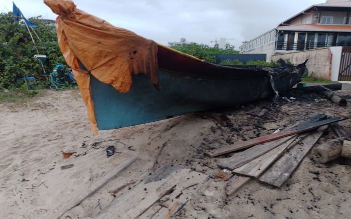 Embarcações foram destruídas pelas chamas (Foto: Leitor)