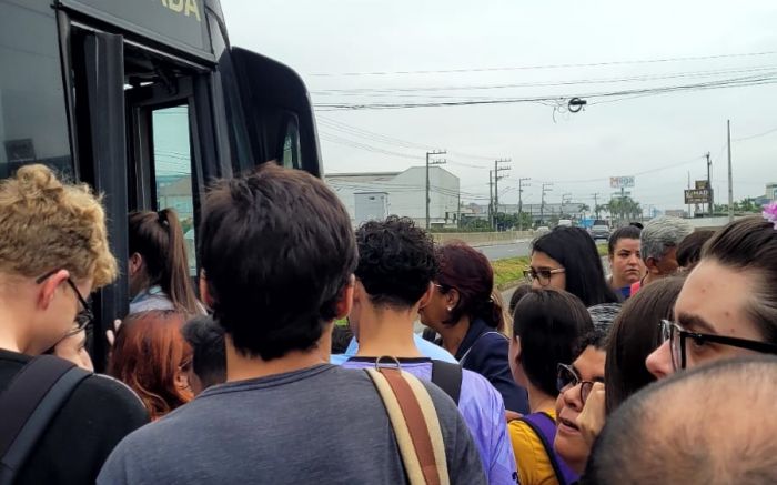 Manifestação é contra a superlotação, demora e atrasos 
(Foto: Leitor)