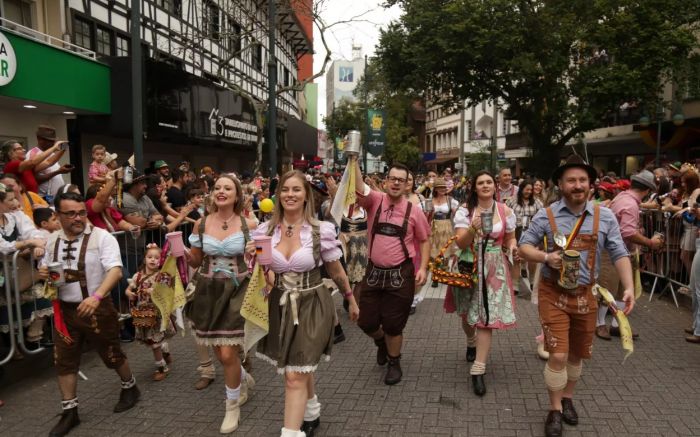 Mesmo com o desfile cancelado, a festa continua até domingo (Foto: Divulgação)