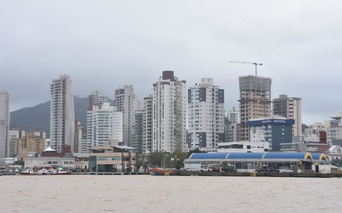 Canal de acesso ao complexo portuário passou a segunda-feira fechado  (Foto: João Batista)