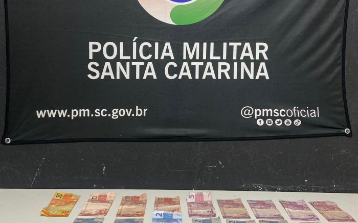 PM encontrou 97 pedras de crack e dinheiro vivo (Foto: Divulgação)