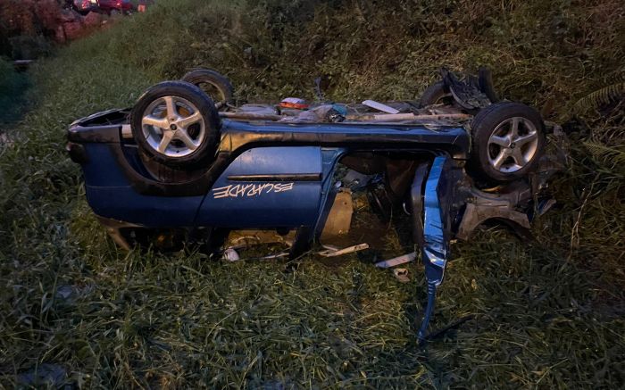 Duas pessoas ficam feridas após Peugeot capotar em vala perto do Beto Carrero (Foto: Divulgação)