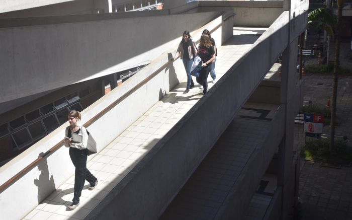 Edital custeia 100% das mensalidades para alunos de famílias de baixa renda (Foto: João Batista)