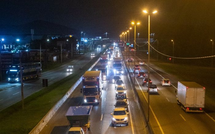 São dois quilômetros de filas no sentido Curitiba (Foto: Ilustrativa/Paulo Giovany)