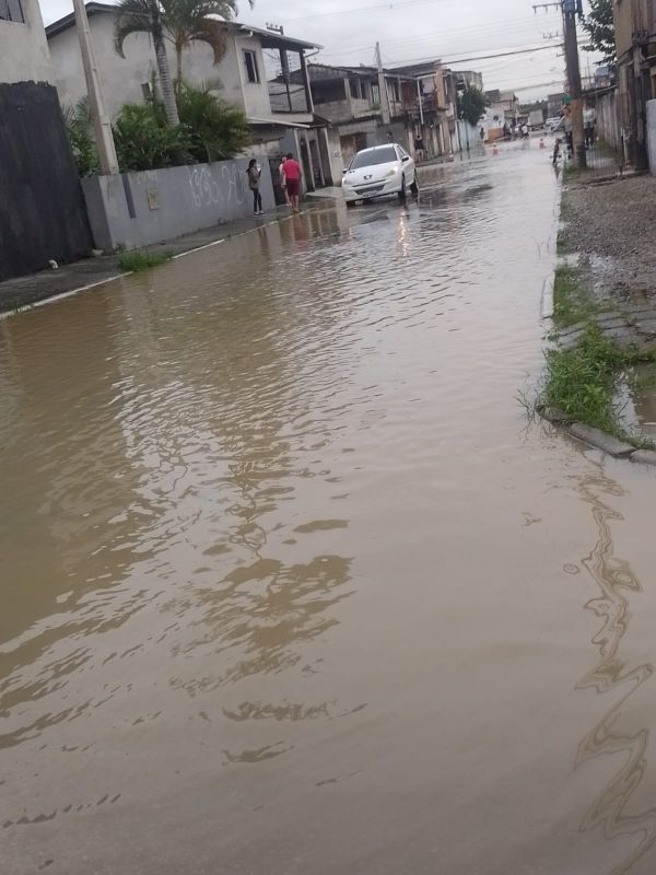 Ruas do bairro Cordeiros ficaram alagadas (foto: leitor)