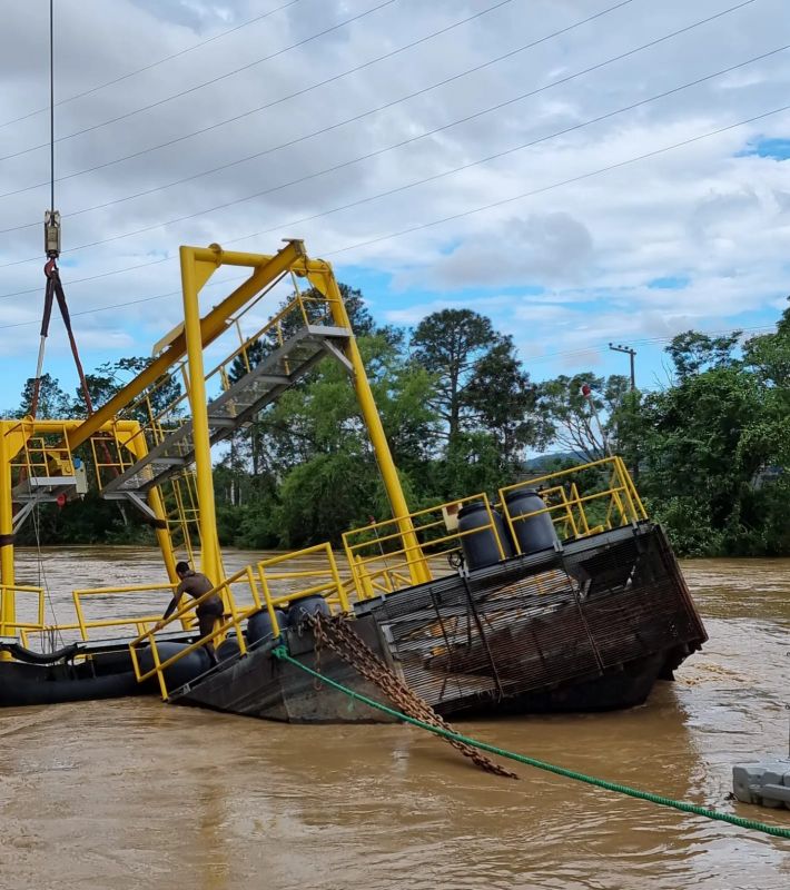 Guindaste içou a estrutura que afundou (foto: divulgação)