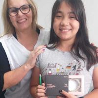 Escola premia boas notas com “moeda própria” e lojinha de produtos