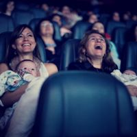 Cinema faz sessão especial para mães e bebês