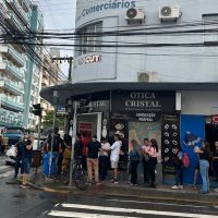 Trabalhadores fazem fila “quilométrica” em frente do sindicato do Comércio