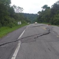 Rachaduras interditam trecho da BR 470 no Alto Vale do Itajaí  