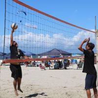 Associação oferece aulas gratuitas de vôlei de praia e beach tennis em BC