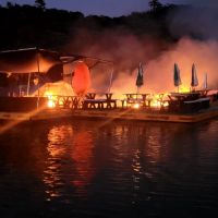 Bar flutuante é destruído por incêndio no Caixa d’Aço