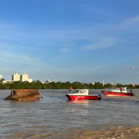 Vídeo registra momento em que barquinho vira no rio Itajaí-Açu