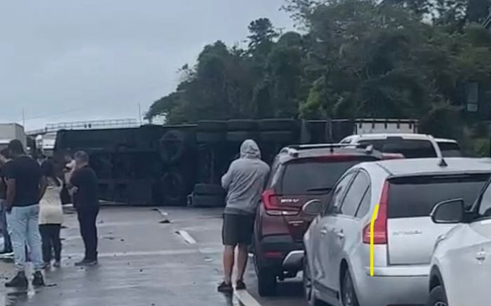 Batida entre carretas gera filas de mais de 11km na BR-101, nos dois sentidos (Foto: Reprodução)