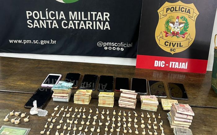 Foram encontradas pela Polícia 167 pedras de crack e uma bucha de cocaína (Foto: divulgação)