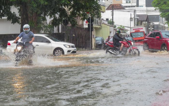 Motociclista e pedestres sofreram com os alagamentos na avenida Martin Luther
(foto: Paulo Giovany)