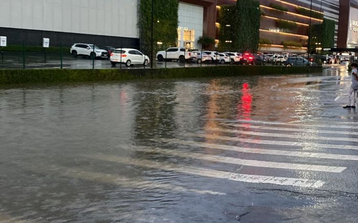 Ruas alagaram em BC e Camboriú (Foto: Leitor)