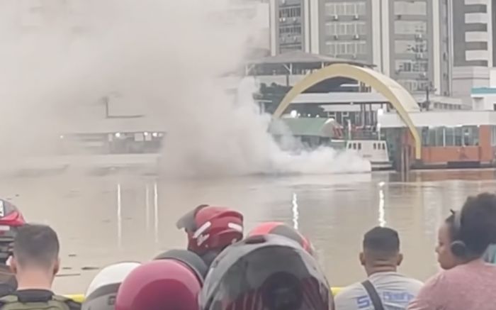 Usuários e tripulantes desembarcaram em segurança após fumaceira
(foto: reprodução)