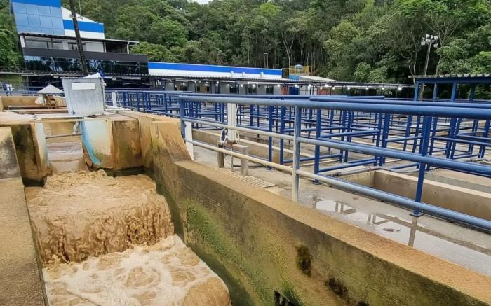 Semasa trabalha para remover entulhos da barragem do rio Itajaí-mirim (Foto: Divulgação)