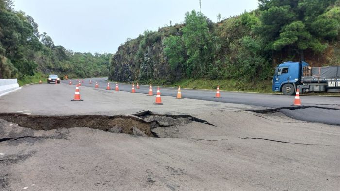 Deslizamentos, alagamentos, rachaduras e danos ao asfalto bloquearam rodovias 
(foto: divulgação)