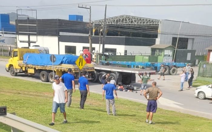 Batida travou a marginal da BR por uma hora 
(Foto: Leitor)