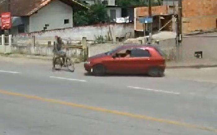 Motorista estava saindo de rua para entrar na Jorge Lacerda e não viu o ciclista 

(Foto: Reprodução)