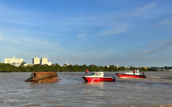 Barco emborcou com quatro tripulantes dentro (Foto: leitor)