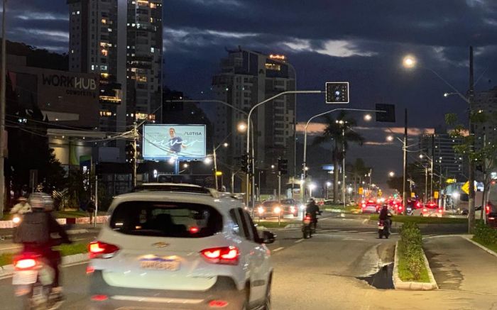 Carros que vêm da BR 101 para acessar a rua Indaial terão semáforo pela frente  
 (Foto: leitor)