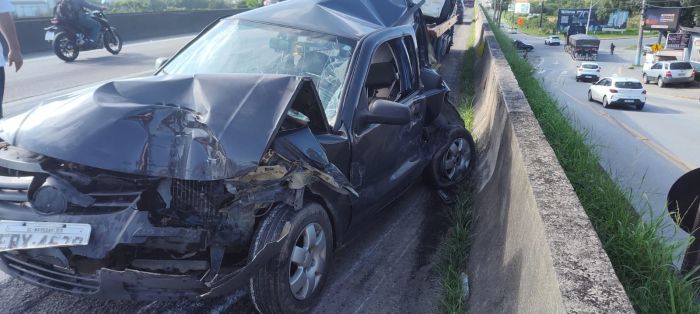 Acidente aconteceu no início desta quinta-feira em cima do viaduto de Piçarras (Foto: Divulgação)