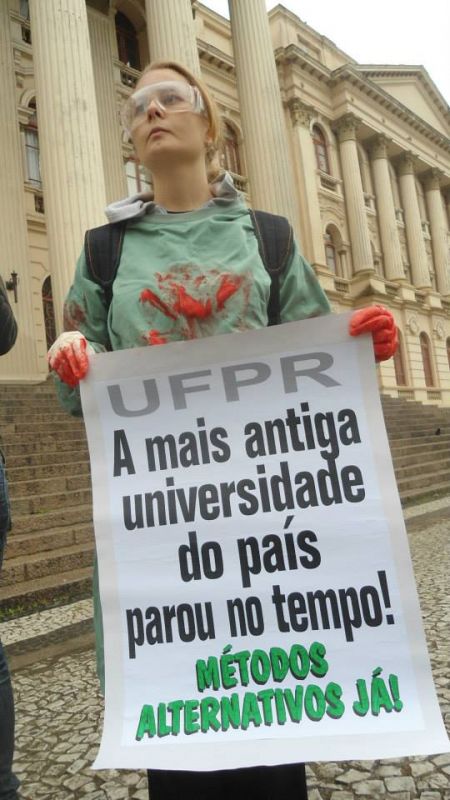 Em Curitiba, a cientista participou ativamente de protestos contra o consumo de carne e utilização de cobaias  (foto: Arquivo pessoal)