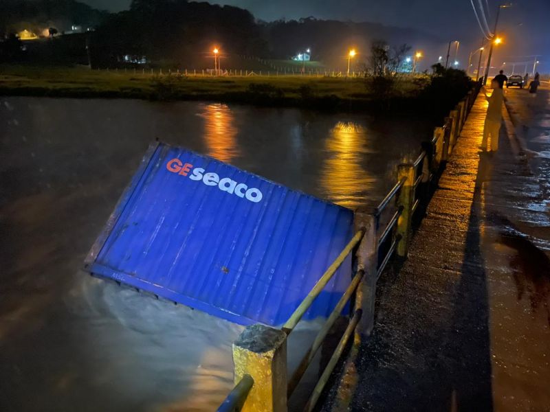 Contêiner tava em canteiro de obra de Brusque (foto: divulgação)