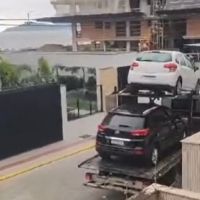 Carros são guinchados por estacionamento irregular em rua com sinalização confusa  