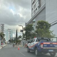 Queda de pastilhas de fachada de residencial interdita parte da rua Camboriú  