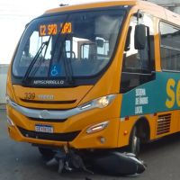 Moto vai parar embaixo de ônibus em acidente