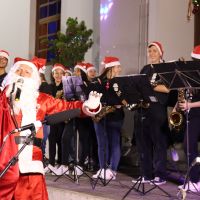 Hoje à noite tem Papai Noel na praia de Armação; confira programação do Natal de Penha  